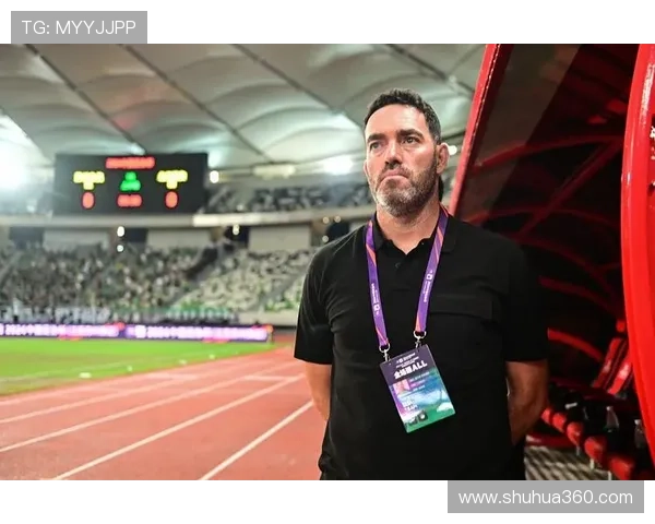 老友重聚亚泰主帅苏亚雷斯与国安队工作人员深情相拥展现友谊之情